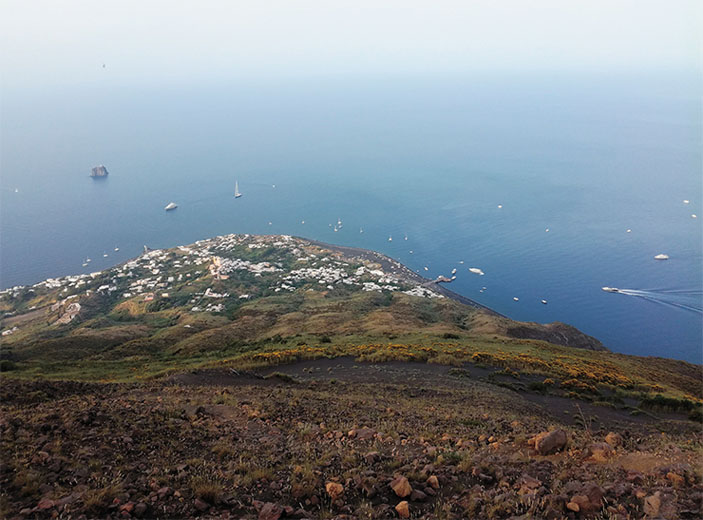 Вид со склона Стромболи на прибрежный городок у подножия вулкана («Наука из первых рук» №3(83), 2019)