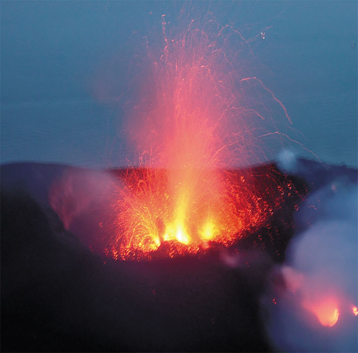 Извержение вулкана Стромболи («Наука из первых рук» №3(83), 2019)