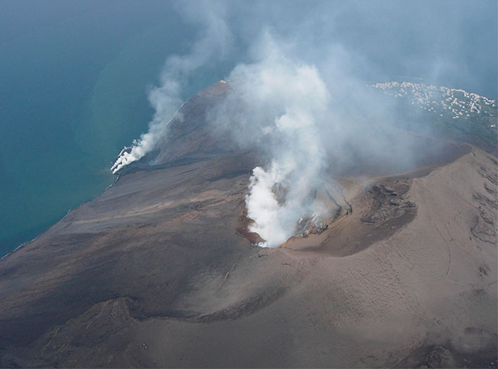 Извержение Стромболи в марте 2007 г. («Наука из первых рук» №3(83), 2019)