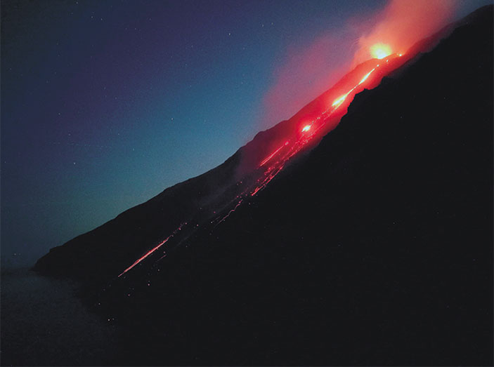 Склон Шиара дель Фуоко во время извержения Стромболи. Март 2007 г.  («Наука из первых рук» №3(83), 2019)