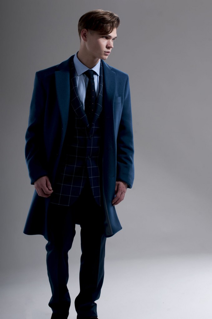 Темно-синее мужское пальто