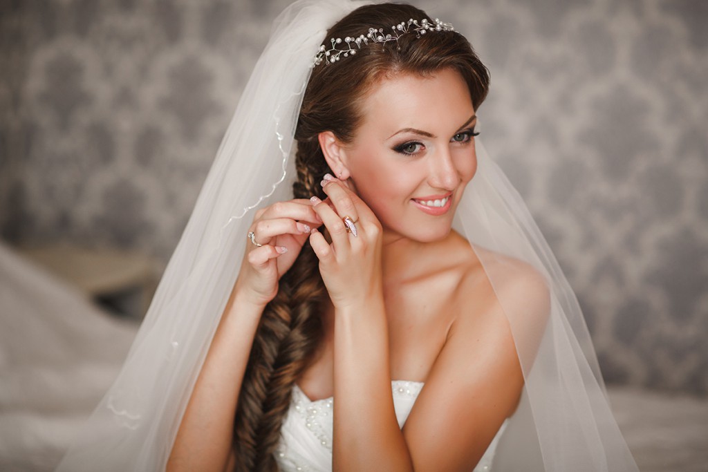 Прическа невесты с косой и фатой