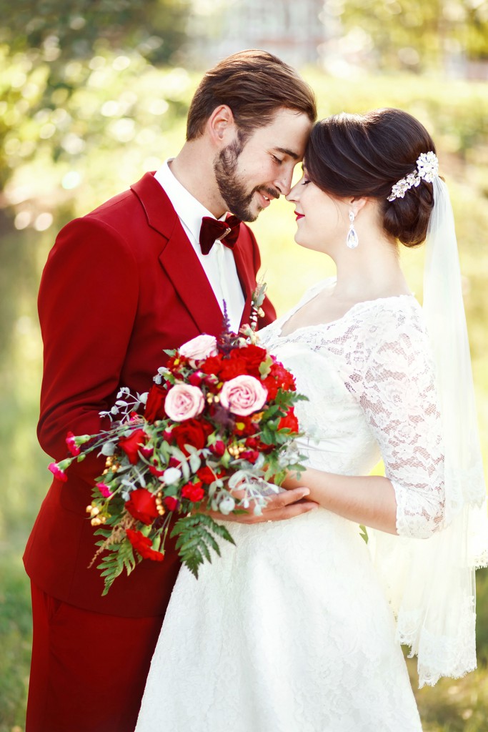 Красный костюм жениха на свадьбу