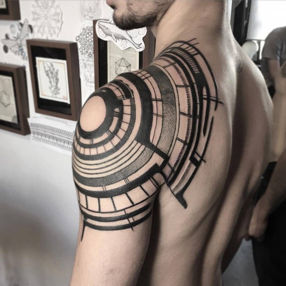 татуировка на левом плече у мужчины