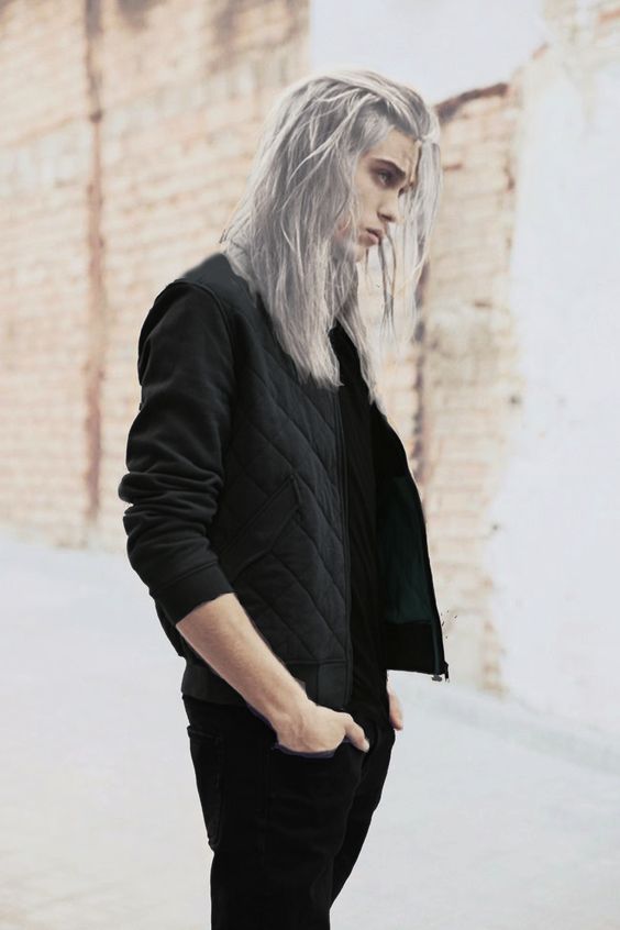 Если у гота светлые волосы - то чаще всего вообще выбеленные