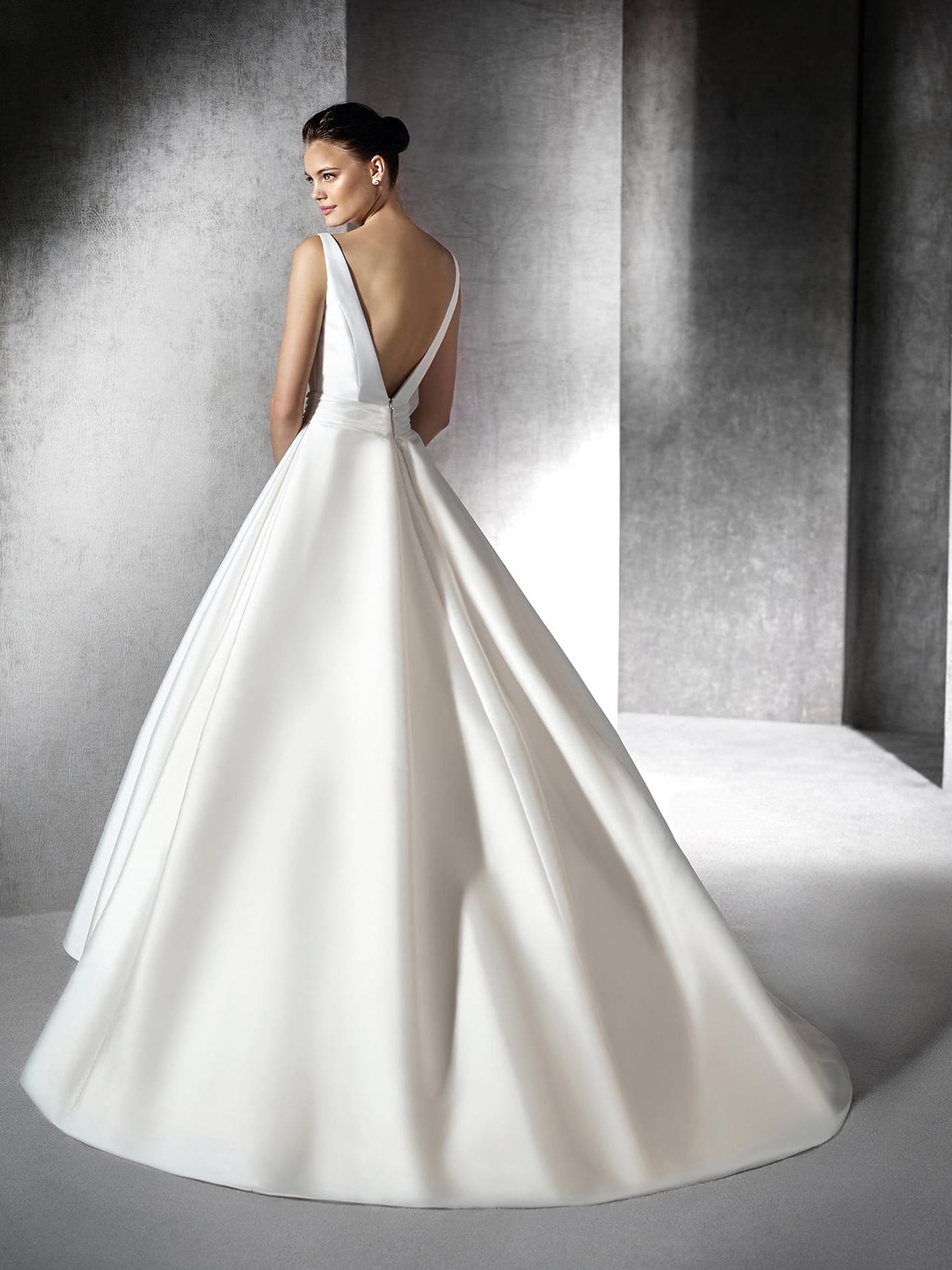 платье из шелка свадебное с открытой спиной