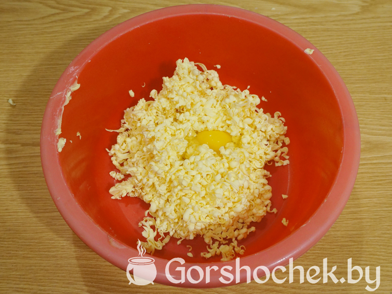 Открытый французский пирог «Киш Лорен» с курицей и грибами разбиваем 1 куриное яйцо