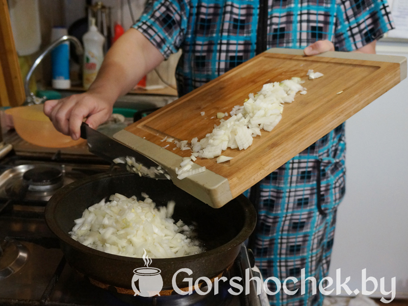 Открытый французский пирог «Киш Лорен» с курицей и грибами и отправляем его на хорошо разогретую сковородку