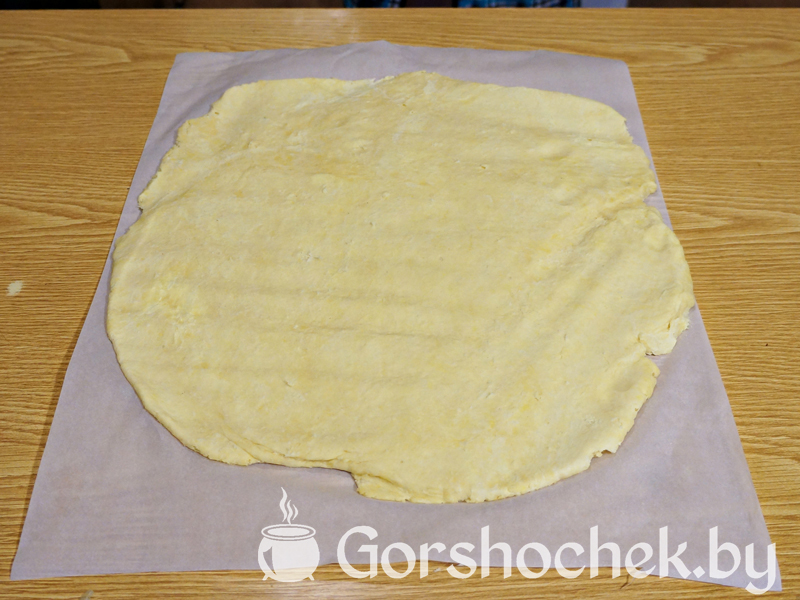 Открытый французский пирог «Киш Лорен» с курицей и грибами Раскатываем тесто по размерам бумаги