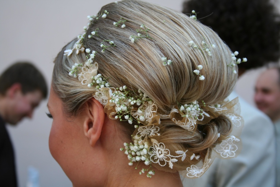 Стильное украшение для волос в виде мелких цветов
