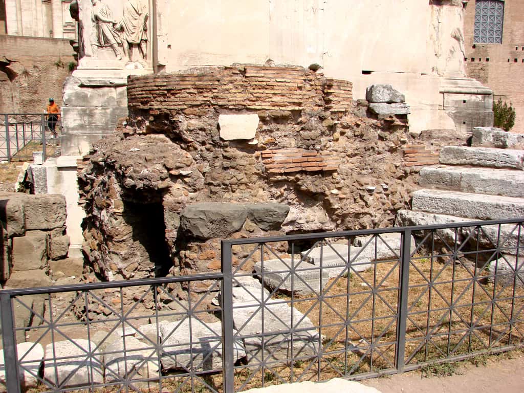 Пуп Земли, Рим