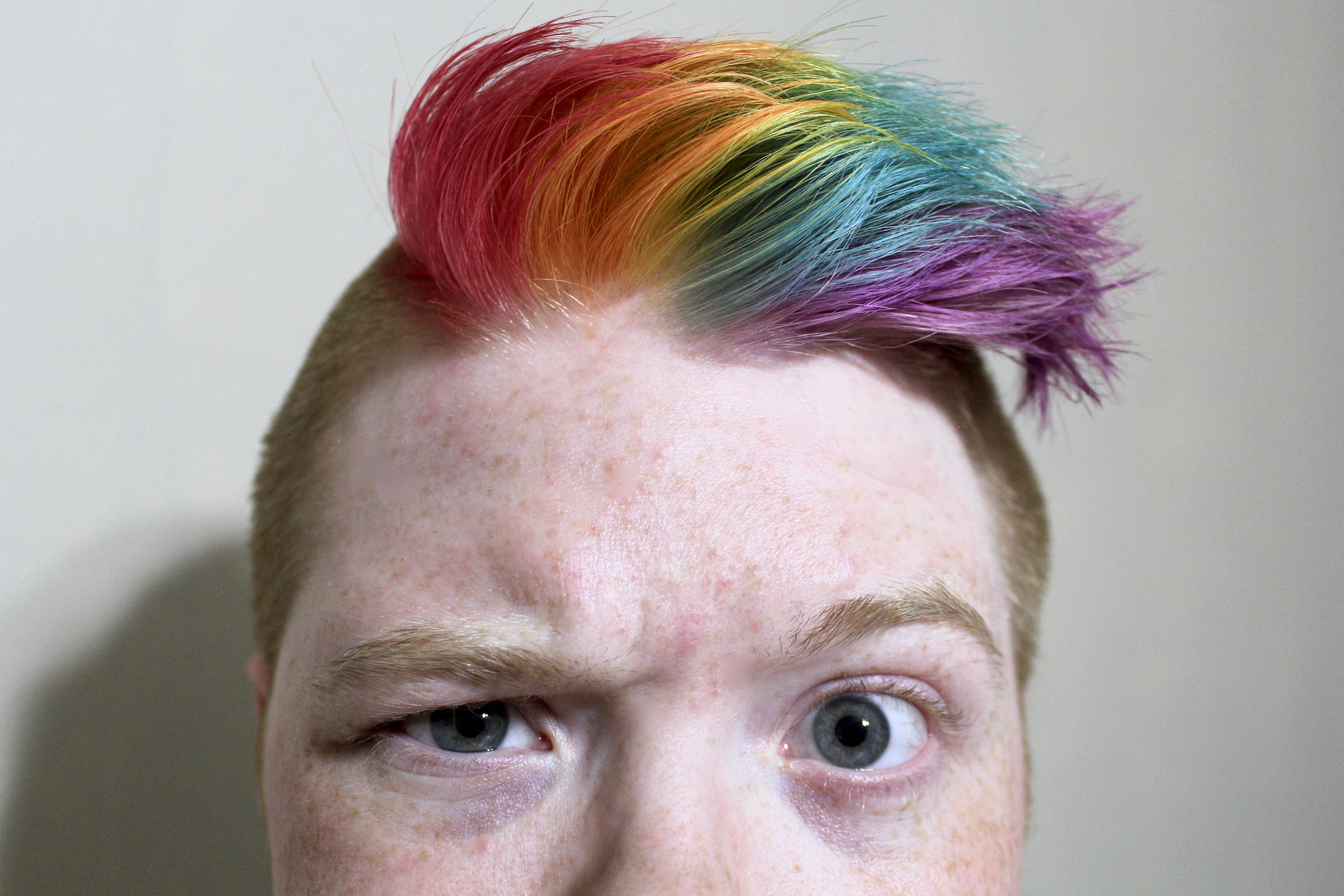Розово зеленый мальчик. Мужские крашеные волосы. Цветные волосы мужские. Цветные мужские прически. Разноцветные волосы у парней.