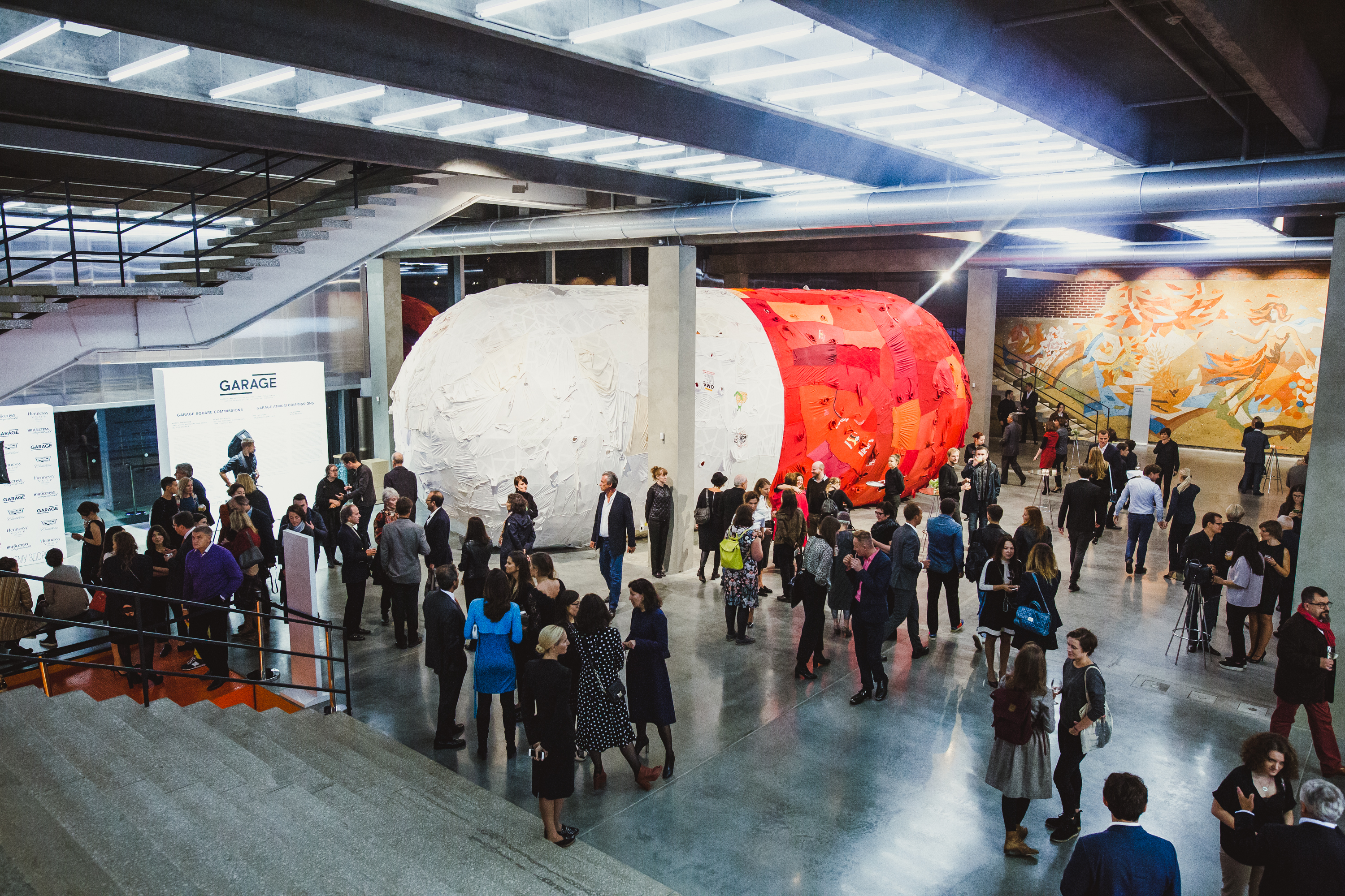 Garage museum. Гараж музей Москва. Гараж галерея современного искусства Москва. Гараж музей современного искусства выставки. Музей гараж в парке Горького выставки.