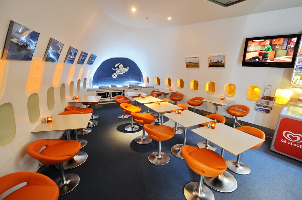 Ресторан в отеле Jumbo Hostel в аэропорту Стокгольма Ресторан в отеле Jumbo Hostel в аэропорту Стокгольма