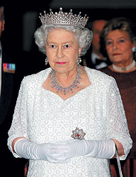 Королева Елизавета II (фото слева) является главой почти 40 государств и территорий.