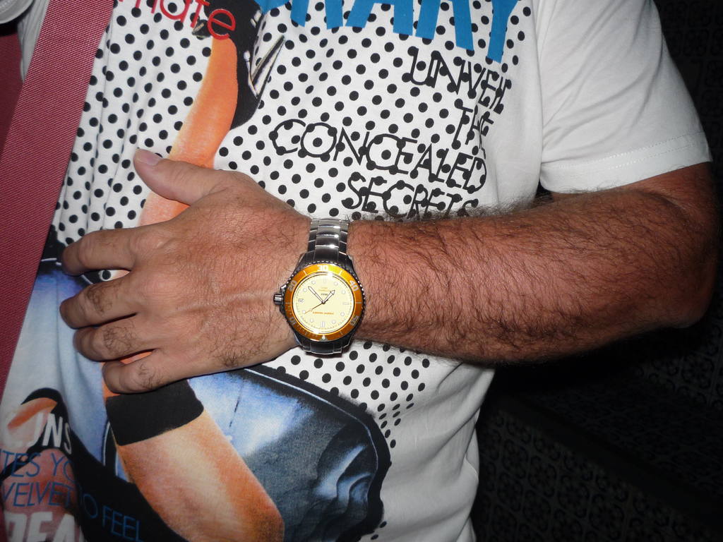 Часы сегодня итоги. Оранжевые часы на мужчине. Золотые часы со спортивным костюмом. Золотые часы бандитов. Какие спортивные часы носят.