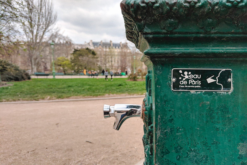 В каждом парке есть колонка с питьевой водой. Они выглядят по-разному, но всегда окрашены в зеленый цвет и имеют табличку Eau de Paris