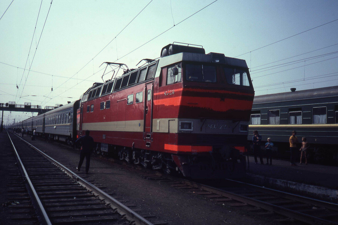 Электровоз ЧС4Т-239 с фирменным поездом «Байкал» Иркутск - Москва во время стоянки на станции Балезино