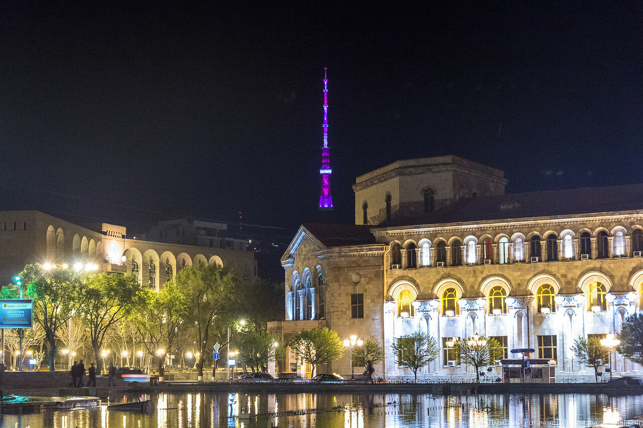 Ночной ереван. Центр Еревана ночью. Армения ночной Ереван. Армения Ереван площадь Республики. Площадь Республики Армения ночью.
