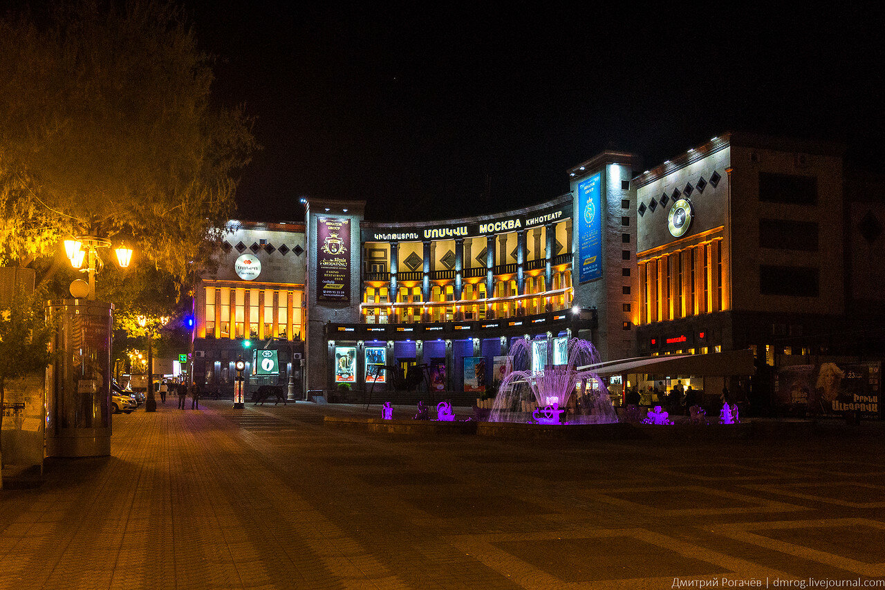 Ереван ночью. Центр Еревана ночью. Ночной Ереван улицы. Ночной Ереван прогулка. Центр Ереван Северный проспект ночью.