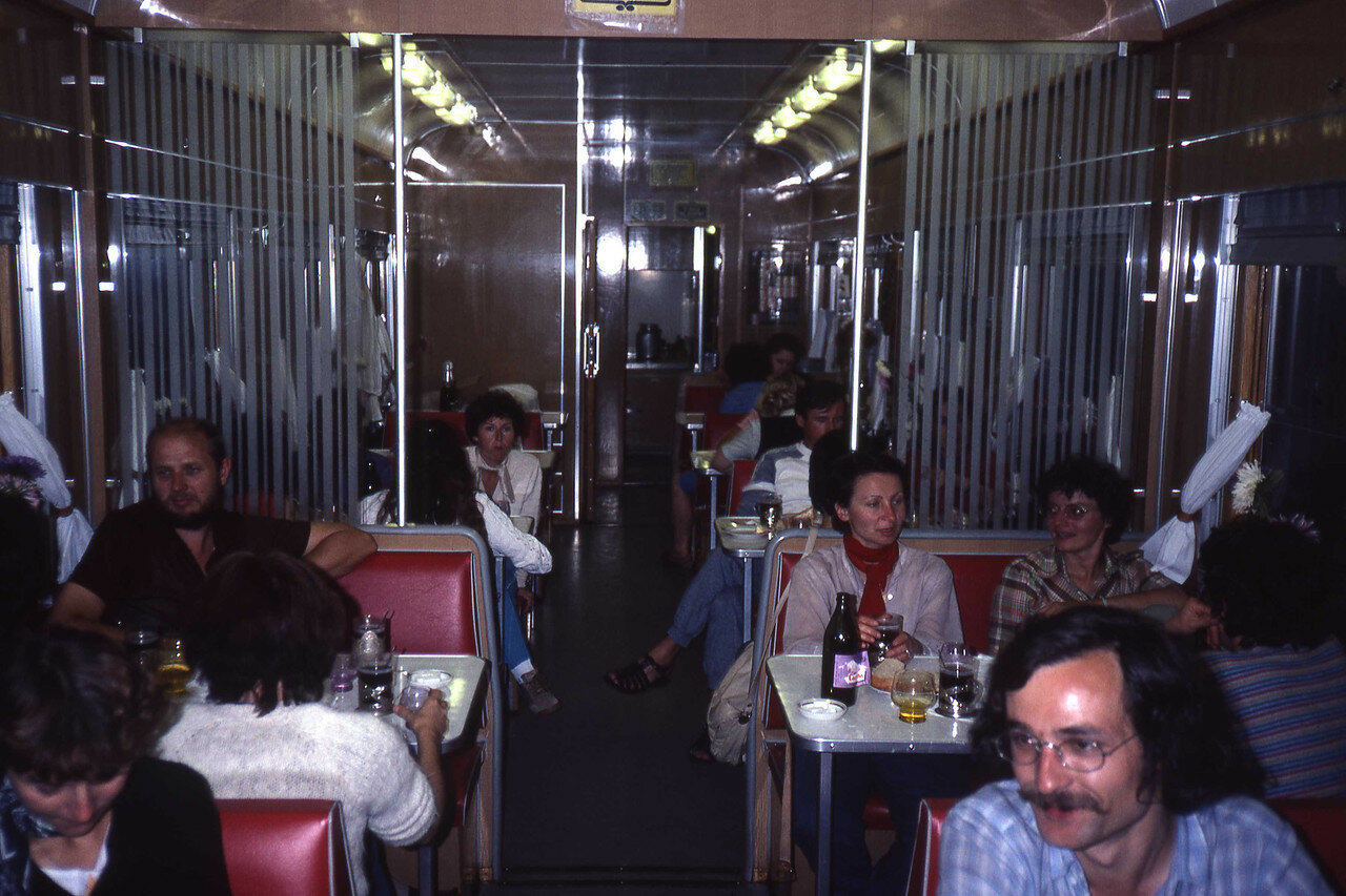 Группа французов в вагоне-ресторане фирменного поезда «Байкал» Иркутск - Москва