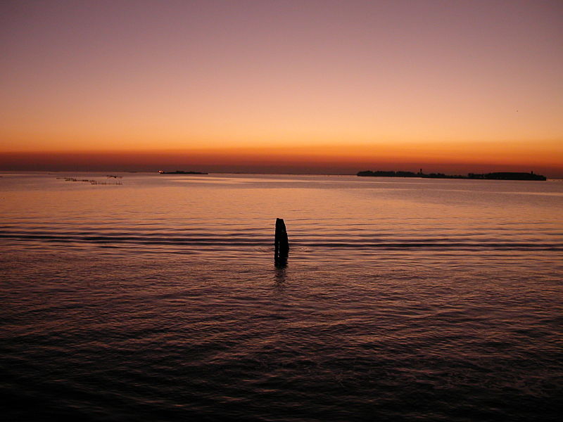 800px-Laguna_di_Venezia_-_Tramonto_da_San_Servolo.JPG