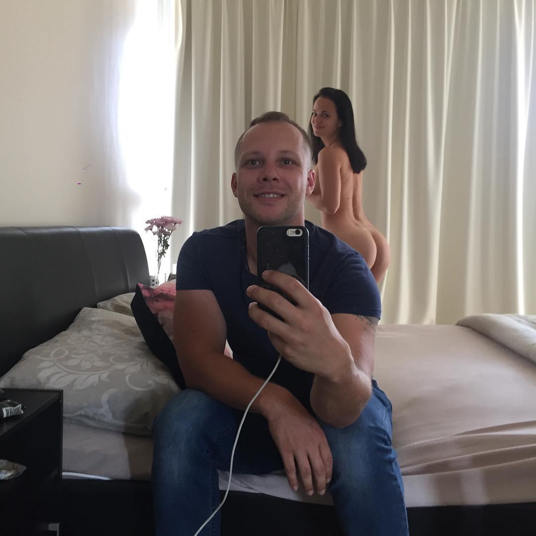 Пара выгладывает в Instagram свои голые фото, чтобы сделать мир прозрачнее
