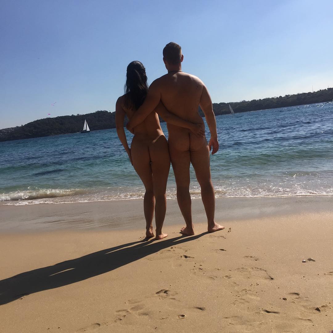 Пара выгладывает в Instagram свои голые фото, чтобы сделать мир прозрачнее