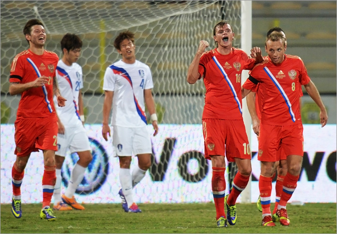 Сборная России отмечает победный гол в матче со сборной Южной Кореи