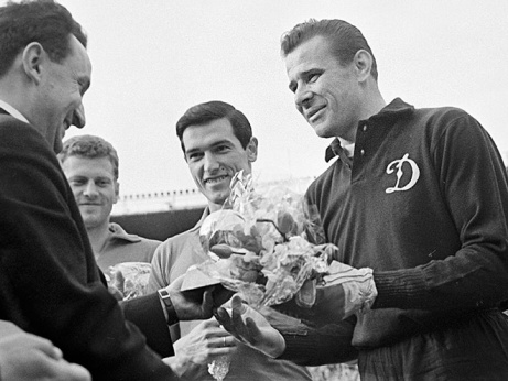 Франц Беккенбауэр и Лев Яшин Франц Беккенбауэр и Лев Яшин