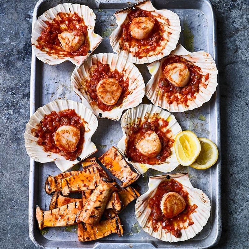 Блюменталь делится рецептом запеченных гребешков с томатами и маринованными грибами. Как вам такие вкусовые сочетания? / Источник: Instagram / @thehestonblumenthalteam