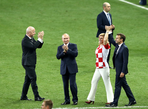 LOS ANGELES, CA - SEPTEMBER 18: Actor Naveen Andrews (L) and his date Barbara Hershey attend the 57th Annual Emmy Awards Governor