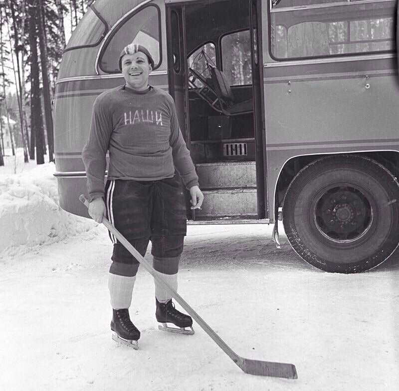 Foto-YUriy-Gagarin-v-kachestve-kapitana-hokkeynoy-komandyi-kosmonavtov-Nashi-1963