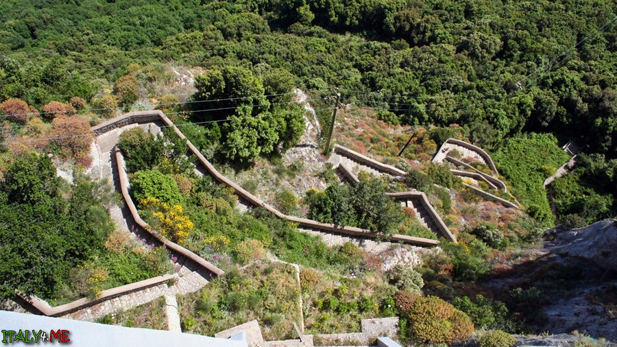 Финикийская лестница на итальянском острове Капри