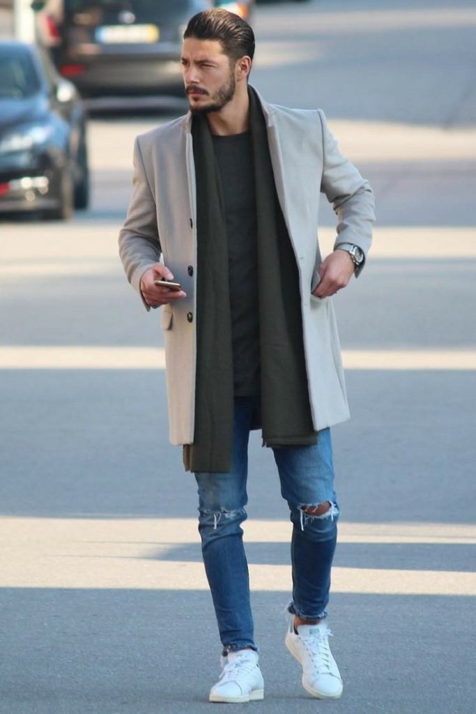Пальто с белыми кроссовками и джинсами.