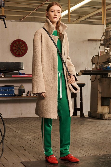 С чем носить спортивные вещи:
8 модных образов
на каждый день. Изображение № 14.