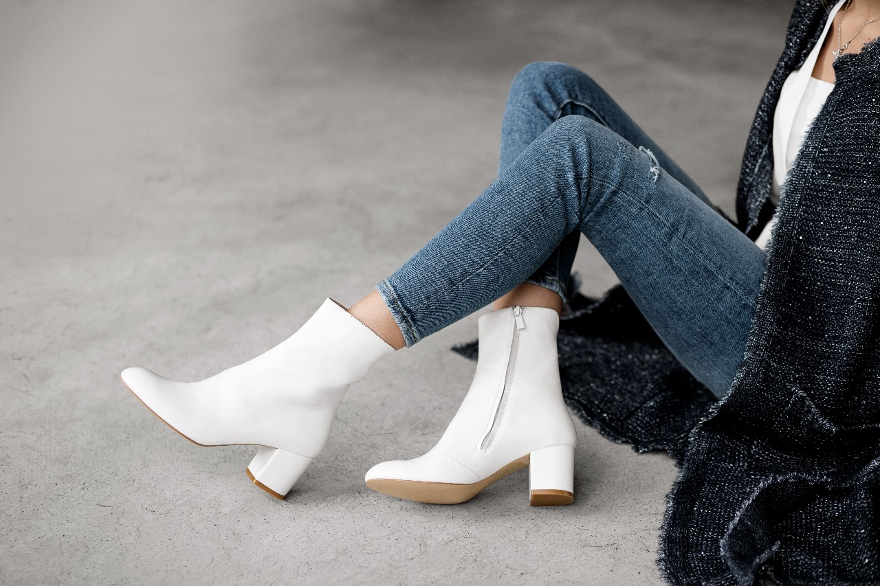 White boots. Белые ботильоны. Белые полусапожки. Белые ботильоны образы. Белые осенние ботинки на каблуке.