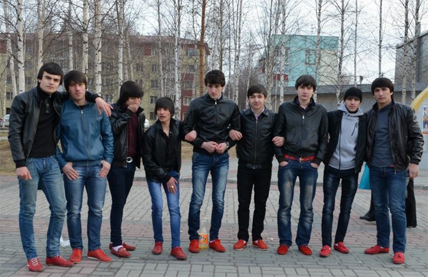 подростки в красных мокасинах, фото