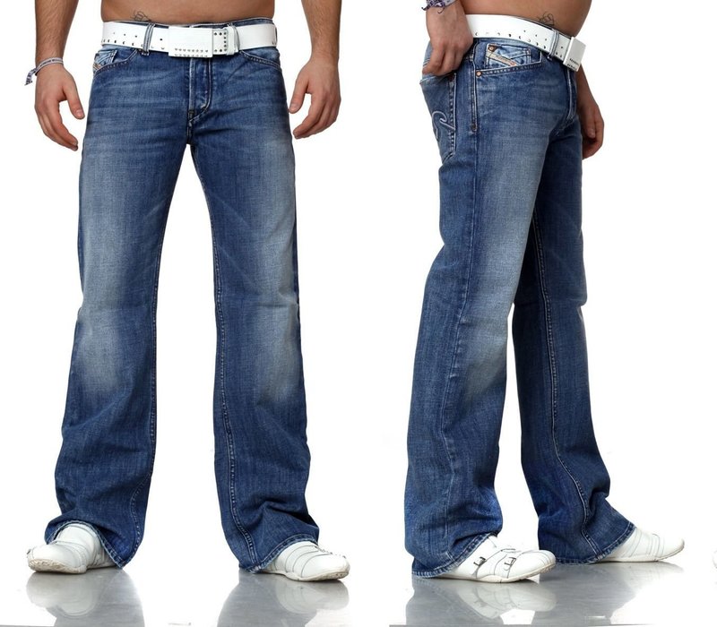 Широкие мужские джинсы с белым ремнём