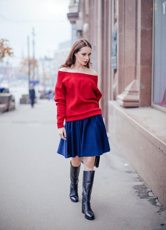 Девушка в свитере с открытыми плечами и юбке