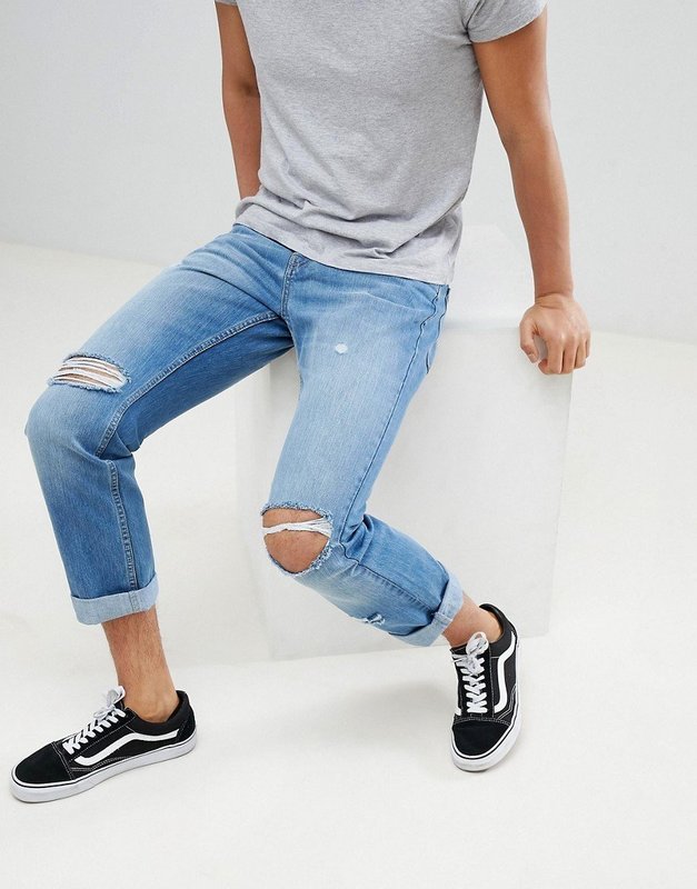 Рваные джинсы с футболкой