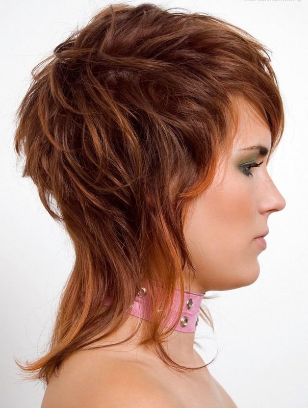 Девушка со стрижкой аврора на вьющихся волосах