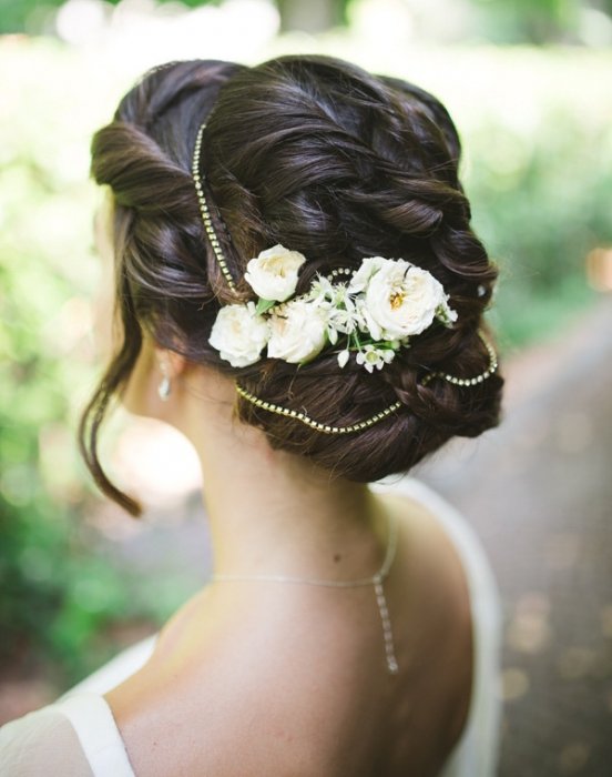 Цветочная заколка в образе невесты