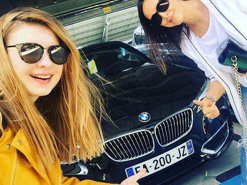 Анна Цуканова-Котт и Алина Алексеева выбирают машину для поездок по Лазурному Берегу