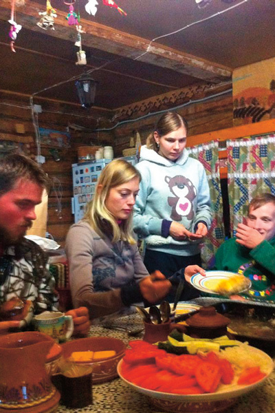 Жена Михалкова Лиза вместе с воспитанниками приюта готовила обед
