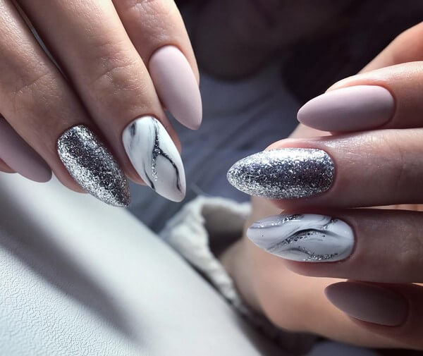 Белый серебристый маникюр - цвет 2020 года