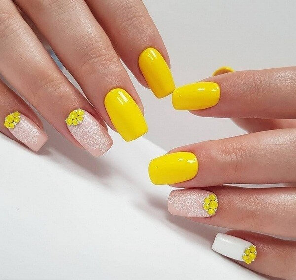 Значение желтого маникюра