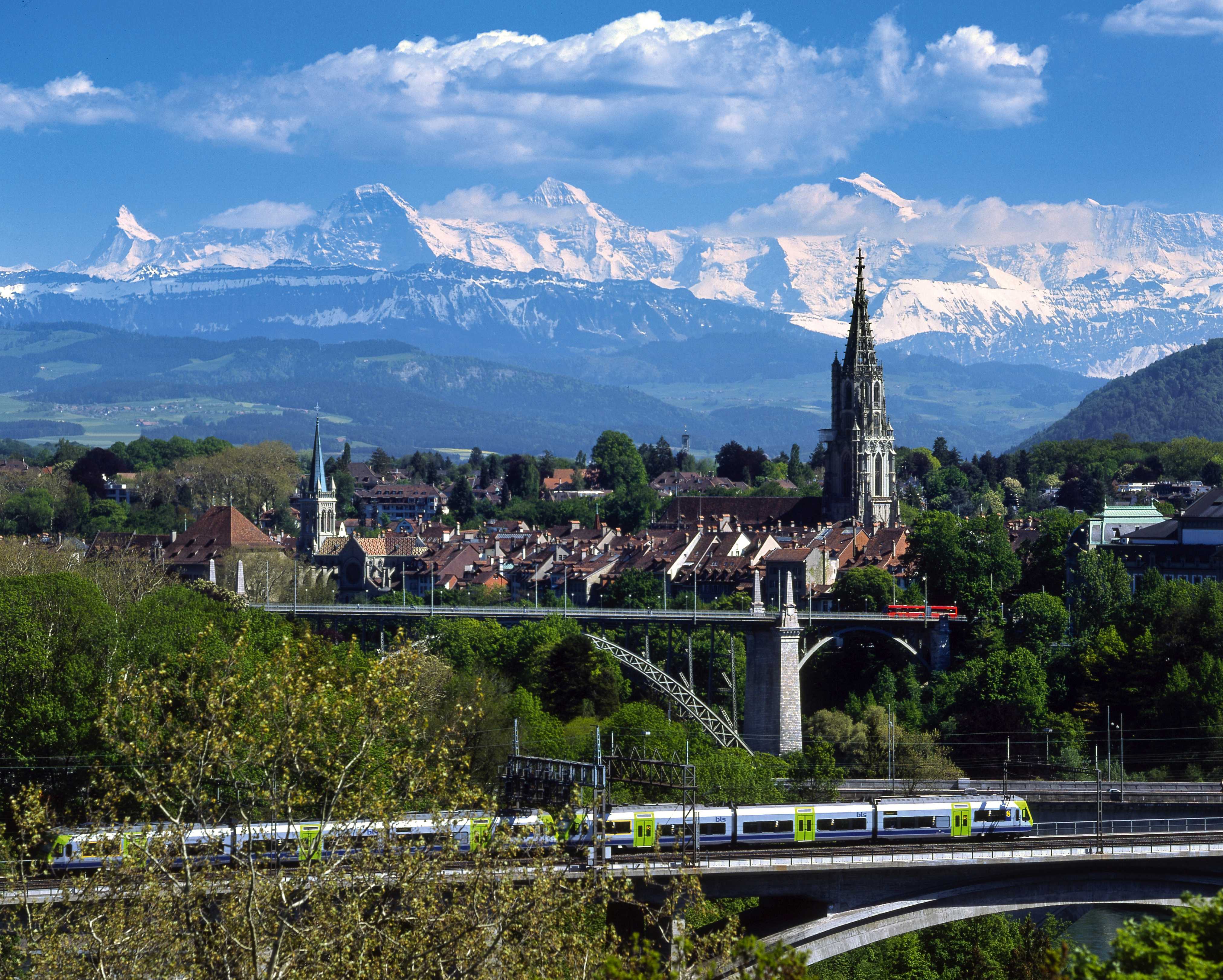 Das schweiz. Bern Швейцария. Столица город Берн. Берн Швейцария достопримечательности. Берн горы.