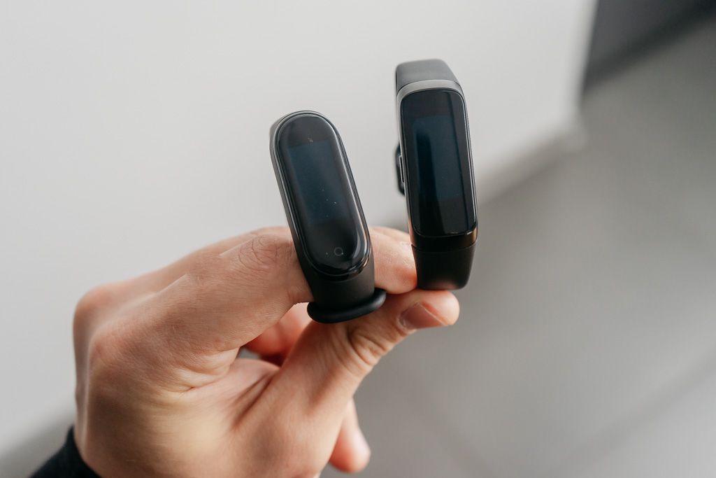 Xiaomi Band 4 и Galaxy Fit.jpg