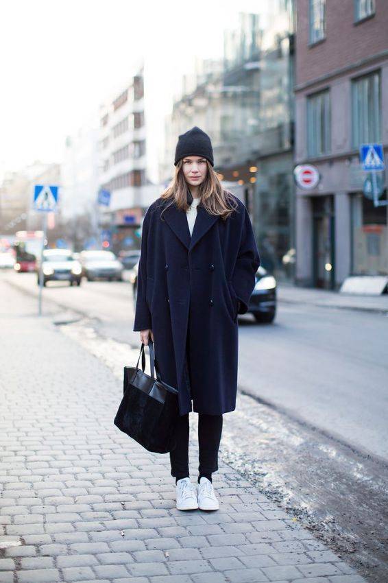 кроссовки с пальто-oversize зимой